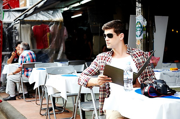 포토 JPG 주간 서양인 외국인 해외기획촬영 해외 라이프스타일 2011년태국 남자 나라 외국문화 해외여행 여행 포즈 의자 태국 탁자 휴가 태국문화 들기 사람 앉기 상반신 20대 성인 야외 라이프 세명 관광지 선글라스 카메라 상점 카페 시장 방콕 메뉴판 카페테리아 카오산로드 카페테라스 남자만 성인남자만 청년만 청년남자만 성인만 국내포토 자연요소 동양문화 아시아 문화 안경 가구 모션 인종 청년 생활 전자제품 파일형식