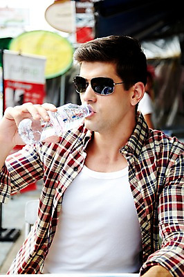 포토 JPG 주간 서양인 외국인 해외기획촬영 해외 라이프스타일 2011년태국 남자 나라 외국문화 해외여행 여행 포즈 의자 태국 탁자 휴가 태국문화 한명 들기 사람 앉기 상반신 20대 성인 야외 라이프 물 관광지 선글라스 상점 카페 시장 물통 물병 방콕 카페테리아 카오산로드 물마시기 카페테라스 남자만 남자한명만 성인남자만 청년만 청년남자만 청년남자한명만 성인한명만 성인남자한명만 성인만 국내포토 자연요소 1 동양문화 아시아 문화 안경 가구 모션 인종 청년 생활 마시기 파일형식