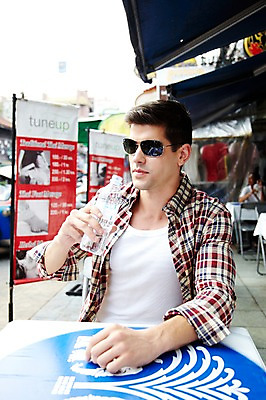 포토 JPG 주간 서양인 외국인 해외기획촬영 해외 라이프스타일 2011년태국 남자 나라 외국문화 해외여행 여행 포즈 의자 태국 탁자 휴가 태국문화 한명 들기 사람 앉기 상반신 20대 성인 야외 라이프 물 관광지 선글라스 상점 카페 시장 물통 물병 방콕 카페테리아 카오산로드 물마시기 카페테라스 남자만 남자한명만 성인남자만 청년만 청년남자만 청년남자한명만 성인한명만 성인남자한명만 성인만 국내포토 자연요소 1 동양문화 아시아 문화 안경 가구 모션 인종 청년 생활 마시기 파일형식