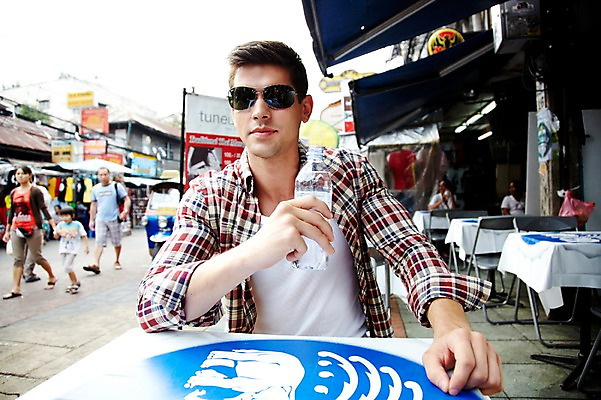 포토 JPG 주간 서양인 외국인 해외기획촬영 해외 라이프스타일 2011년태국 남자 나라 외국문화 해외여행 여행 포즈 의자 태국 탁자 휴가 태국문화 들기 사람 앉기 여러명 상반신 20대 성인 야외 건물 라이프 물 관광지 선글라스 상점 카페 시장 물통 물병 방콕 카페테리아 카오산로드 카페테라스 남자만 성인남자만 청년만 청년남자만 성인만 국내포토 자연요소 동양문화 건축물 아시아 문화 안경 가구 다수 모션 인종 청년 생활 파일형식