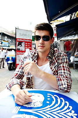 포토 JPG 주간 서양인 외국인 해외기획촬영 해외 라이프스타일 2011년태국 남자 나라 외국문화 해외여행 여행 포즈 의자 태국 탁자 휴가 태국문화 들기 사람 앉기 상반신 20대 성인 야외 건물 라이프 물 관광지 선글라스 상점 카페 시장 물통 물병 방콕 카페테리아 카오산로드 카페테라스 남자만 성인남자만 청년만 청년남자만 성인만 국내포토 자연요소 동양문화 건축물 아시아 문화 안경 가구 모션 인종 청년 생활 파일형식