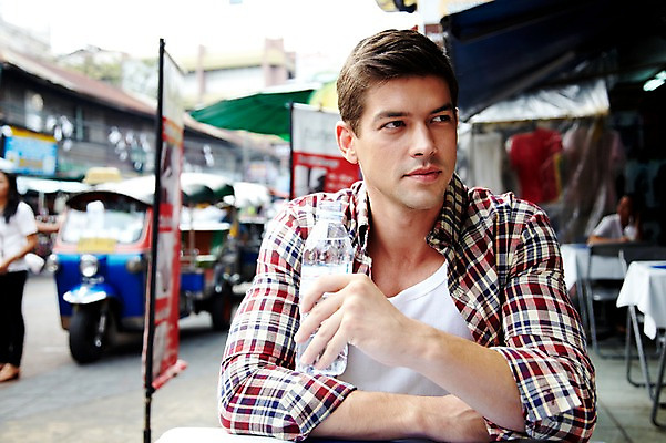 포토 JPG 주간 서양인 외국인 해외기획촬영 해외 라이프스타일 2011년태국 남자 나라 외국문화 해외여행 여행 포즈 의자 태국 탁자 휴가 태국문화 들기 사람 앉기 상반신 20대 성인 야외 건물 라이프 물 관광지 상점 카페 시장 물통 물병 방콕 카페테리아 카오산로드 카페테라스 남자만 성인남자만 청년만 청년남자만 성인만 국내포토 자연요소 동양문화 건축물 아시아 문화 가구 모션 인종 청년 생활 파일형식