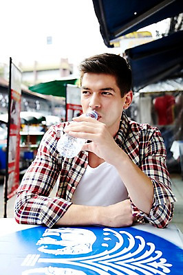 포토 JPG 주간 서양인 외국인 해외기획촬영 해외 라이프스타일 2011년태국 남자 나라 외국문화 해외여행 여행 포즈 의자 태국 탁자 휴가 태국문화 한명 들기 사람 앉기 상반신 20대 성인 야외 건물 라이프 물 관광지 상점 카페 시장 물통 물병 방콕 카페테리아 카오산로드 물마시기 카페테라스 남자만 남자한명만 성인남자만 청년만 청년남자만 청년남자한명만 성인한명만 성인남자한명만 성인만 국내포토 자연요소 1 동양문화 건축물 아시아 문화 가구 모션 인종 청년 생활 마시기 파일형식