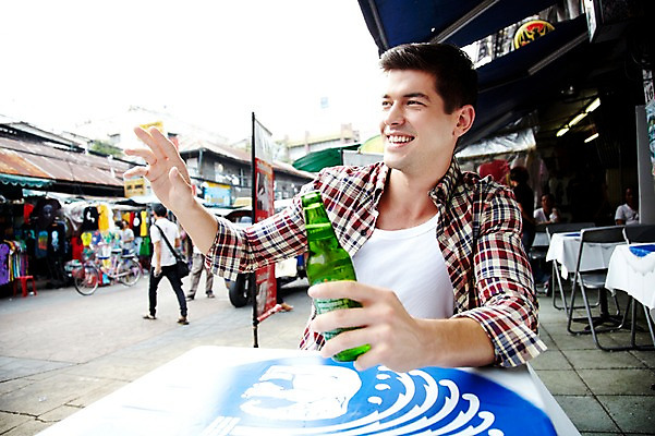 포토 JPG 주간 서양인 외국인 해외기획촬영 해외 라이프스타일 2011년태국 남자 나라 아시아 외국문화 해외여행 여행 포즈 의자 모션 태국 탁자 휴가 맥주 주류 태국문화 미소 웃음 들기 사람 앉기 손짓 여러명 상반신 20대 성인 야외 건물 라이프 관광지 상점 카페 인사 시장 병 방콕 맥주병 카페테리아 카오산로드 카페테라스 남자만 성인남자만 청년만 청년남자만 성인만 국내포토 자연요소 동양문화 식기 건축물 문화 음료 가구 다수 술병 표정 인종 청년 생활 예절 파일형식