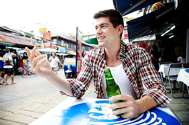 포토 JPG 주간 서양인 외국인 해외기획촬영 해외 라이프스타일 2011년태국 남자 나라 아시아 외국문화 해외여행 여행 포즈 의자 모션 태국 탁자 휴가 맥주 주류 태국문화 미소 웃음 들기 사람 앉기 손짓 여러명 상반신 20대 성인 야외 건물 라이프 관광지 상점 카페 시장 병 방콕 맥주병 카페테리아 카오산로드 카페테라스 남자만 성인남자만 청년만 청년남자만 성인만 국내포토 자연요소 동양문화 식기 건축물 문화 음료 가구 다수 술병 표정 인종 청년 생활 파일형식