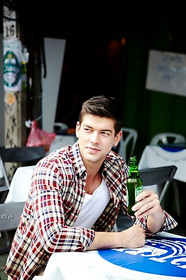 포토 JPG 주간 서양인 외국인 해외기획촬영 해외 라이프스타일 2011년태국 남자 나라 아시아 외국문화 해외여행 여행 포즈 의자 모션 태국 탁자 휴가 맥주 주류 태국문화 한명 미소 웃음 들기 사람 앉기 상반신 20대 성인 야외 라이프 관광지 상점 카페 시장 병 방콕 맥주병 카페테리아 카오산로드 카페테라스 남자만 남자한명만 성인남자만 청년만 청년남자만 청년남자한명만 성인한명만 성인남자한명만 성인만 혼족 국내포토 자연요소 1 동양문화 식기 문화 음료 가구 술병 표정 인종 청년 생활 싱글라이프 파일형식