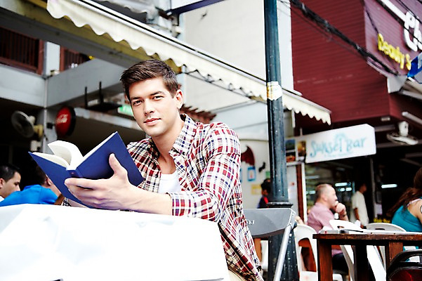 포토 JPG 주간 서양인 외국인 해외기획촬영 해외 라이프스타일 2011년태국 남자 나라 여유 외국문화 해외여행 여행 포즈 의자 태국 탁자 휴가 태국문화 웃음 들기 사람 앉기 여러명 상반신 20대 성인 야외 건물 라이프 책 관광지 독서 상점 펼침 카페 시장 한권 방콕 카페테리아 카오산로드 카페테라스 남자만 성인남자만 청년만 청년남자만 성인만 국내포토 자연요소 1 동양문화 건축물 감정 아시아 문화 가구 다수 모션 표정 인종 청년 생활 파일형식