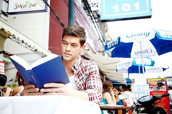 포토 JPG 주간 서양인 외국인 해외기획촬영 해외 라이프스타일 2011년태국 남자 나라 여유 외국문화 해외여행 여행 포즈 의자 태국 탁자 휴가 태국문화 들기 사람 앉기 여러명 상반신 20대 성인 야외 건물 라이프 책 관광지 독서 상점 펼침 카페 시장 한권 방콕 카페테리아 카오산로드 카페테라스 남자만 성인남자만 청년만 청년남자만 성인만 국내포토 자연요소 1 동양문화 건축물 감정 아시아 문화 가구 다수 모션 인종 청년 생활 파일형식