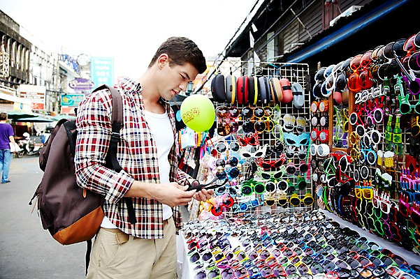 포토 JPG 주간 서양인 외국인 해외기획촬영 해외 라이프스타일 2011년태국 남자 나라 외국문화 해외여행 여행 포즈 다수 가방 배낭 태국 휴가 거리 태국문화 한명 서기 들기 사람 상반신 20대 성인 야외 건물 라이프 관광지 쇼핑 선글라스 상점 여러개 시장 구경 방콕 카오산로드 남자만 남자한명만 성인남자만 청년만 청년남자만 청년남자한명만 성인한명만 성인남자한명만 성인만 국내포토 자연요소 1 동양문화 건축물 잡화 아시아 문화 안경 모션 인종 청년 생활 파일형식