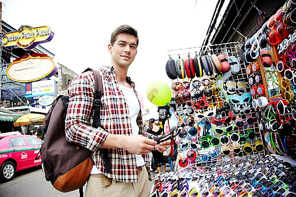 포토 JPG 주간 서양인 외국인 해외기획촬영 해외 라이프스타일 2011년태국 남자 나라 외국문화 해외여행 여행 포즈 다수 가방 배낭 태국 휴가 거리 태국문화 한명 서기 웃음 들기 사람 상반신 20대 성인 야외 건물 라이프 관광지 쇼핑 선글라스 상점 여러개 시장 구경 방콕 카오산로드 남자만 남자한명만 성인남자만 청년만 청년남자만 청년남자한명만 성인한명만 성인남자한명만 성인만 국내포토 자연요소 1 동양문화 건축물 잡화 아시아 문화 안경 모션 표정 인종 청년 생활 파일형식