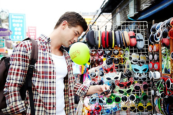 포토 JPG 주간 서양인 외국인 해외기획촬영 해외 라이프스타일 2011년태국 남자 나라 외국문화 해외여행 여행 포즈 다수 가방 배낭 태국 휴가 태국문화 한명 서기 들기 사람 상반신 20대 성인 야외 건물 라이프 관광지 쇼핑 선글라스 상점 여러개 시장 구경 방콕 카오산로드 남자만 남자한명만 성인남자만 청년만 청년남자만 청년남자한명만 성인한명만 성인남자한명만 성인만 국내포토 자연요소 1 동양문화 건축물 잡화 아시아 문화 안경 모션 인종 청년 생활 파일형식