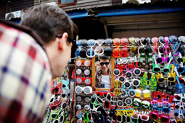 포토 JPG 주간 서양인 외국인 해외기획촬영 해외 라이프스타일 2011년태국 남자 나라 외국문화 해외여행 여행 포즈 다수 태국 휴가 태국문화 한명 서기 사람 상반신 20대 성인 야외 라이프 관광지 쇼핑 선글라스 상점 여러개 거울 시장 구경 방콕 카오산로드 남자만 남자한명만 성인남자만 청년만 청년남자만 청년남자한명만 성인한명만 성인남자한명만 성인만 국내포토 자연요소 1 동양문화 아시아 문화 안경 모션 인종 청년 생활 파일형식