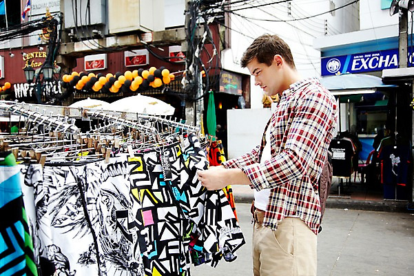 포토 JPG 주간 서양인 외국인 해외기획촬영 해외 라이프스타일 2011년태국 남자 나라 외국문화 해외여행 여행 포즈 다수 반바지 태국 휴가 거리 태국문화 한명 서기 사람 상반신 20대 성인 야외 건물 라이프 관광지 쇼핑 상점 여러개 시장 옷걸이 구경 방콕 옷가게 카오산로드 남자만 남자한명만 성인남자만 청년만 청년남자만 청년남자한명만 성인한명만 성인남자한명만 성인만 국내포토 자연요소 1 동양문화 건축물 옷 아시아 문화 바지 모션 인종 청년 생활 파일형식