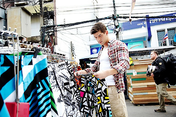 포토 JPG 주간 서양인 외국인 해외기획촬영 해외 라이프스타일 2011년태국 남자 나라 외국문화 해외여행 여행 포즈 다수 반바지 태국 휴가 거리 태국문화 한명 서기 사람 상반신 20대 성인 야외 건물 라이프 관광지 쇼핑 상점 여러개 시장 옷걸이 구경 방콕 옷가게 카오산로드 남자만 남자한명만 성인남자만 청년만 청년남자만 청년남자한명만 성인한명만 성인남자한명만 성인만 국내포토 자연요소 1 동양문화 건축물 옷 아시아 문화 바지 모션 인종 청년 생활 파일형식