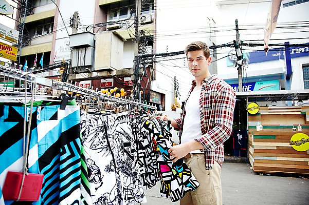 포토 JPG 주간 서양인 외국인 해외기획촬영 해외 라이프스타일 2011년태국 남자 나라 외국문화 해외여행 여행 포즈 다수 반바지 태국 휴가 거리 태국문화 한명 서기 사람 상반신 20대 성인 야외 건물 라이프 관광지 쇼핑 상점 여러개 시장 옷걸이 구경 방콕 옷가게 카오산로드 남자만 남자한명만 성인남자만 청년만 청년남자만 청년남자한명만 성인한명만 성인남자한명만 성인만 국내포토 자연요소 1 동양문화 건축물 옷 아시아 문화 바지 모션 인종 청년 생활 파일형식