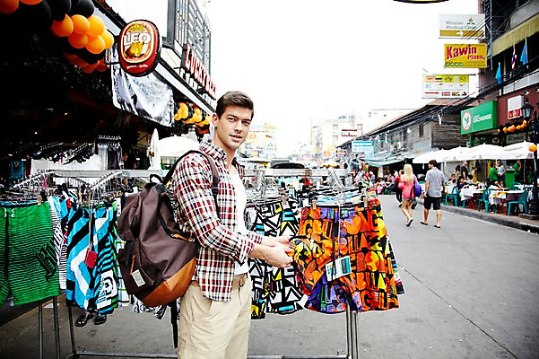 포토 JPG 주간 서양인 외국인 해외기획촬영 해외 라이프스타일 2011년태국 남자 나라 외국문화 해외여행 여행 포즈 다수 가방 반바지 배낭 태국 휴가 거리 태국문화 한명 서기 사람 상반신 20대 성인 야외 건물 라이프 관광지 쇼핑 상점 여러개 시장 옷걸이 구경 방콕 옷가게 카오산로드 남자만 남자한명만 성인남자만 청년만 청년남자만 청년남자한명만 성인한명만 성인남자한명만 성인만 국내포토 자연요소 1 동양문화 건축물 잡화 옷 아시아 문화 바지 모션 인종 청년 생활 파일형식