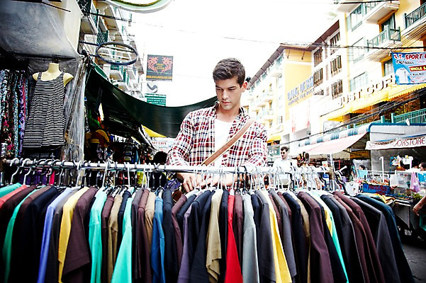 포토 JPG 주간 서양인 외국인 해외기획촬영 해외 라이프스타일 옷 2011년태국 남자 나라 외국문화 해외여행 여행 포즈 다수 티셔츠 가방 태국 휴가 거리 태국문화 한명 서기 사람 상반신 20대 성인 야외 건물 라이프 관광지 쇼핑 상점 여러개 시장 옷걸이 구경 방콕 크로스백 옷가게 카오산로드 남자만 남자한명만 성인남자만 청년만 청년남자만 청년남자한명만 성인한명만 성인남자한명만 성인만 국내포토 자연요소 1 동양문화 건축물 잡화 아시아 문화 셔츠 모션 인종 청년 생활 파일형식