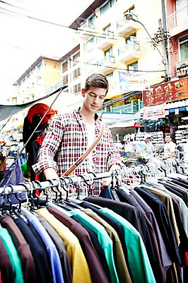 포토 JPG 주간 서양인 외국인 해외기획촬영 해외 라이프스타일 옷 2011년태국 남자 나라 외국문화 해외여행 여행 포즈 다수 티셔츠 가방 태국 휴가 거리 태국문화 한명 서기 사람 상반신 20대 성인 야외 건물 라이프 관광지 쇼핑 상점 여러개 시장 옷걸이 구경 방콕 크로스백 옷가게 카오산로드 남자만 남자한명만 성인남자만 청년만 청년남자만 청년남자한명만 성인한명만 성인남자한명만 성인만 국내포토 자연요소 1 동양문화 건축물 잡화 아시아 문화 셔츠 모션 인종 청년 생활 파일형식