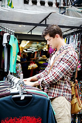 포토 JPG 주간 서양인 외국인 해외기획촬영 해외 라이프스타일 옷 2011년태국 남자 나라 외국문화 해외여행 여행 포즈 다수 티셔츠 가방 태국 휴가 거리 태국문화 한명 서기 사람 상반신 20대 성인 야외 건물 라이프 옆모습 관광지 쇼핑 상점 여러개 시장 옷걸이 구경 방콕 크로스백 옷가게 카오산로드 남자만 남자한명만 성인남자만 청년만 청년남자만 청년남자한명만 성인한명만 성인남자한명만 성인만 국내포토 자연요소 1 동양문화 건축물 잡화 아시아 문화 뷰포인트 셔츠 모션 인종 청년 생활 파일형식