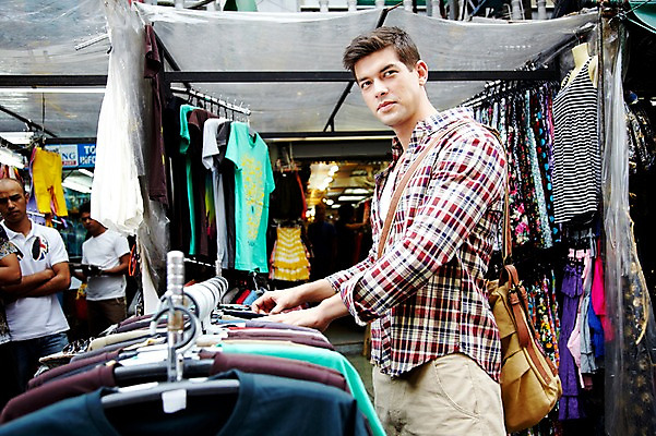 포토 JPG 주간 서양인 외국인 해외기획촬영 해외 라이프스타일 옷 2011년태국 남자 나라 외국문화 해외여행 여행 포즈 다수 티셔츠 가방 태국 휴가 거리 태국문화 한명 사람 상반신 20대 성인 야외 라이프 관광지 쇼핑 상점 여러개 시장 옷걸이 구경 방콕 크로스백 옷가게 카오산로드 남자만 남자한명만 성인남자만 청년만 청년남자만 청년남자한명만 성인한명만 성인남자한명만 성인만 국내포토 자연요소 1 동양문화 잡화 아시아 문화 셔츠 인종 청년 생활 파일형식