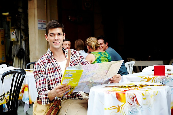 포토 JPG 주간 서양인 외국인 해외기획촬영 해외 라이프스타일 2011년태국 남자 나라 아시아 외국문화 해외여행 여행 포즈 지도 의자 가방 모션 태국 탁자 휴가 태국문화 미소 웃음 들기 사람 앉기 여러명 상반신 20대 성인 야외 라이프 관광지 상점 카페 시장 방콕 크로스백 카페테리아 카오산로드 카페테라스 남자만 성인남자만 청년만 청년남자만 성인만 국내포토 자연요소 동양문화 잡화 문화 가구 다수 표정 인종 청년 생활 파일형식