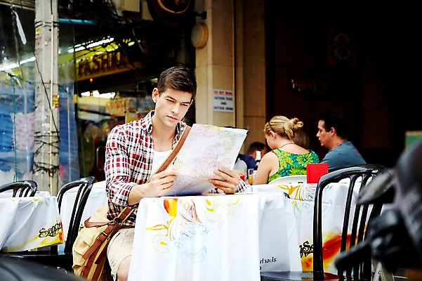 포토 JPG 주간 서양인 외국인 해외기획촬영 해외 라이프스타일 2011년태국 남자 나라 아시아 외국문화 해외여행 여행 포즈 지도 의자 가방 모션 태국 탁자 휴가 태국문화 들기 사람 앉기 여러명 상반신 20대 성인 야외 라이프 관광지 상점 카페 시장 방콕 크로스백 카페테리아 카오산로드 카페테라스 남자만 성인남자만 청년만 청년남자만 성인만 국내포토 자연요소 동양문화 잡화 문화 가구 다수 인종 청년 생활 파일형식