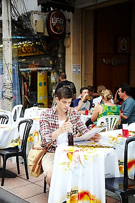 포토 JPG 주간 서양인 외국인 해외기획촬영 해외 라이프스타일 2011년태국 남자 나라 아시아 음료 외국문화 해외여행 여행 포즈 지도 의자 가방 모션 태국 탁자 휴가 태국문화 빨대 들기 사람 앉기 여러명 상반신 20대 성인 야외 라이프 관광지 상점 카페 시장 병 방콕 크로스백 콜라 카페테리아 카오산로드 카페테라스 남자만 성인남자만 청년만 청년남자만 성인만 국내포토 자연요소 동양문화 식기 잡화 문화 가구 다수 인종 청년 생활 탄산음료 파일형식