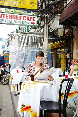 포토 JPG 주간 서양인 외국인 해외기획촬영 해외 라이프스타일 2011년태국 남자 나라 아시아 음료 외국문화 해외여행 여행 포즈 지도 의자 가방 모션 태국 탁자 휴가 태국문화 빨대 들기 사람 앉기 상반신 20대 성인 야외 라이프 세명 관광지 상점 카페 시장 병 방콕 크로스백 콜라 카페테리아 카오산로드 카페테라스 남자만 성인남자만 청년만 청년남자만 성인만 국내포토 자연요소 동양문화 식기 잡화 문화 가구 인종 청년 생활 탄산음료 파일형식