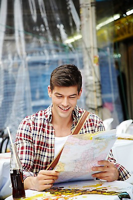 포토 JPG 주간 서양인 외국인 해외기획촬영 해외 라이프스타일 2011년태국 남자 나라 아시아 음료 외국문화 해외여행 여행 포즈 지도 의자 가방 모션 태국 탁자 휴가 태국문화 빨대 한명 미소 웃음 들기 사람 앉기 상반신 20대 성인 야외 라이프 관광지 상점 카페 시장 병 방콕 크로스백 콜라 카페테리아 카오산로드 카페테라스 남자만 남자한명만 성인남자만 청년만 청년남자만 청년남자한명만 성인한명만 성인남자한명만 성인만 국내포토 자연요소 1 동양문화 식기 잡화 문화 가구 표정 인종 청년 생활 탄산음료 파일형식