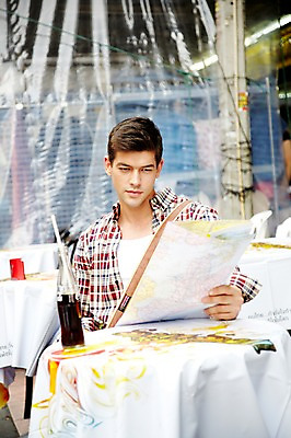 포토 JPG 주간 서양인 외국인 해외기획촬영 해외 라이프스타일 2011년태국 남자 나라 아시아 음료 외국문화 해외여행 여행 포즈 지도 의자 가방 모션 태국 탁자 휴가 태국문화 빨대 한명 들기 사람 앉기 상반신 20대 성인 야외 라이프 관광지 상점 카페 시장 병 방콕 크로스백 콜라 카페테리아 카오산로드 카페테라스 남자만 남자한명만 성인남자만 청년만 청년남자만 청년남자한명만 성인한명만 성인남자한명만 성인만 국내포토 자연요소 1 동양문화 식기 잡화 문화 가구 인종 청년 생활 탄산음료 파일형식