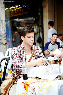 포토 JPG 주간 서양인 외국인 해외기획촬영 해외 라이프스타일 2011년태국 남자 나라 아시아 음료 외국문화 해외여행 여행 포즈 지도 의자 가방 모션 태국 탁자 휴가 태국문화 빨대 들기 사람 앉기 여러명 상반신 20대 성인 야외 라이프 관광지 상점 카페 시장 병 방콕 크로스백 콜라 영수증 카페테리아 카오산로드 획득 카페테라스 남자만 성인남자만 청년만 청년남자만 성인만 국내포토 자연요소 동양문화 식기 잡화 문화 가구 다수 인종 청년 생활 금융 탄산음료 파일형식