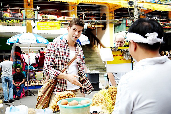 포토 JPG 주간 서양인 외국인 해외기획촬영 해외 라이프스타일 2011년태국 남자 나라 음식 외국문화 해외여행 여행 포즈 가방 태국 휴가 거리 태국문화 웃음 들기 사람 손짓 상반신 20대 성인 야외 두명 건물 라이프 관광지 상점 가리킴 시장 상인 방콕 크로스백 카오산로드 먹거리 남자만 성인남자만 청년만 청년남자만 성인만 국내포토 자연요소 동양문화 건축물 잡화 아시아 문화 모션 표정 인종 청년 생활 파일형식