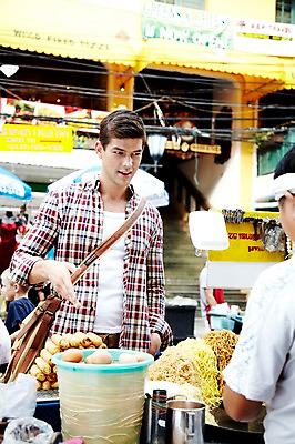 포토 JPG 주간 서양인 외국인 해외기획촬영 해외 라이프스타일 2011년태국 남자 나라 음식 외국문화 해외여행 여행 포즈 가방 태국 휴가 거리 태국문화 웃음 들기 사람 손짓 상반신 20대 성인 야외 두명 건물 라이프 관광지 상점 가리킴 시장 상인 방콕 크로스백 카오산로드 먹거리 남자만 성인남자만 청년만 청년남자만 성인만 국내포토 자연요소 동양문화 건축물 잡화 아시아 문화 모션 표정 인종 청년 생활 파일형식