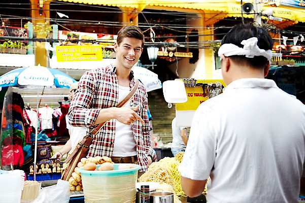 포토 JPG 주간 서양인 외국인 해외기획촬영 해외 라이프스타일 2011년태국 남자 나라 음식 외국문화 해외여행 여행 포즈 가방 태국 휴가 거리 태국문화 웃음 들기 사람 손짓 상반신 20대 성인 야외 두명 건물 라이프 관광지 상점 가리킴 시장 상인 방콕 크로스백 카오산로드 먹거리 남자만 성인남자만 청년만 청년남자만 성인만 국내포토 자연요소 동양문화 건축물 잡화 아시아 문화 모션 표정 인종 청년 생활 파일형식