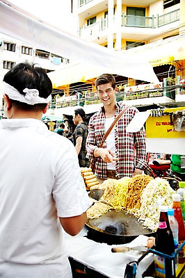 포토 JPG 주간 서양인 외국인 해외기획촬영 해외 라이프스타일 2011년태국 남자 나라 음식 외국문화 해외여행 여행 포즈 가방 태국 휴가 거리 태국문화 웃음 들기 사람 상반신 20대 성인 야외 두명 건물 라이프 관광지 상점 시장 선택 상인 방콕 크로스백 카오산로드 먹거리 남자만 성인남자만 청년만 청년남자만 성인만 국내포토 자연요소 동양문화 건축물 잡화 아시아 문화 컨셉 모션 표정 인종 청년 생활 파일형식