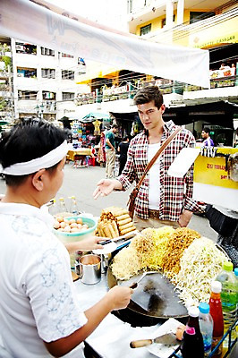 포토 JPG 주간 서양인 외국인 해외기획촬영 해외 라이프스타일 2011년태국 남자 나라 음식 외국문화 해외여행 여행 포즈 가방 태국 휴가 거리 태국문화 서기 들기 사람 상반신 20대 성인 야외 두명 건물 라이프 관광지 상점 시장 선택 상인 방콕 크로스백 카오산로드 먹거리 남자만 성인남자만 청년만 청년남자만 성인만 국내포토 자연요소 동양문화 건축물 잡화 아시아 문화 컨셉 모션 인종 청년 생활 파일형식