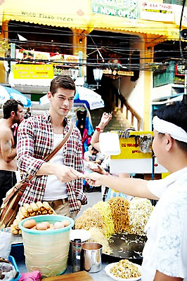 포토 JPG 주간 서양인 외국인 해외기획촬영 해외 라이프스타일 2011년태국 남자 나라 음식 외국문화 해외여행 여행 포즈 가방 태국 휴가 거리 태국문화 서기 들기 사람 여러명 상반신 20대 성인 야외 건물 라이프 관광지 상점 계산 시장 상인 방콕 크로스백 카오산로드 먹거리 남자만 성인남자만 청년만 청년남자만 성인만 국내포토 자연요소 동양문화 건축물 잡화 아시아 문화 다수 모션 인종 청년 생활 파일형식