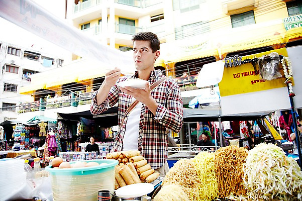 포토 JPG 주간 서양인 외국인 해외기획촬영 해외 라이프스타일 2011년태국 남자 나라 음식 외국문화 해외여행 여행 포즈 가방 태국 휴가 거리 태국문화 서기 들기 사람 상반신 20대 성인 야외 건물 라이프 관광지 상점 시장 방콕 크로스백 카오산로드 먹거리 남자만 성인남자만 청년만 청년남자만 성인만 국내포토 자연요소 동양문화 건축물 잡화 아시아 문화 모션 인종 청년 생활 파일형식