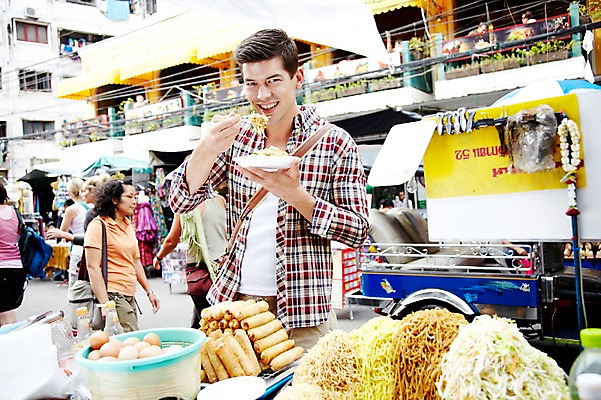 포토 JPG 주간 서양인 외국인 해외기획촬영 해외 라이프스타일 2011년태국 남자 나라 음식 외국문화 해외여행 여행 포즈 가방 태국 휴가 거리 태국문화 서기 웃음 들기 사람 여러명 상반신 20대 성인 야외 건물 라이프 관광지 상점 시장 먹기 방콕 크로스백 카오산로드 먹거리 남자만 성인남자만 청년만 청년남자만 성인만 국내포토 자연요소 동양문화 건축물 잡화 아시아 문화 다수 모션 표정 인종 청년 생활 파일형식