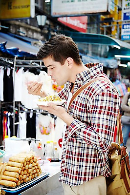 포토 JPG 주간 서양인 외국인 해외기획촬영 해외 라이프스타일 2011년태국 남자 나라 음식 외국문화 해외여행 여행 포즈 가방 태국 휴가 거리 태국문화 서기 들기 사람 상반신 20대 성인 야외 건물 라이프 관광지 상점 시장 먹기 방콕 크로스백 카오산로드 먹거리 남자만 성인남자만 청년만 청년남자만 성인만 국내포토 자연요소 동양문화 건축물 잡화 아시아 문화 모션 인종 청년 생활 파일형식