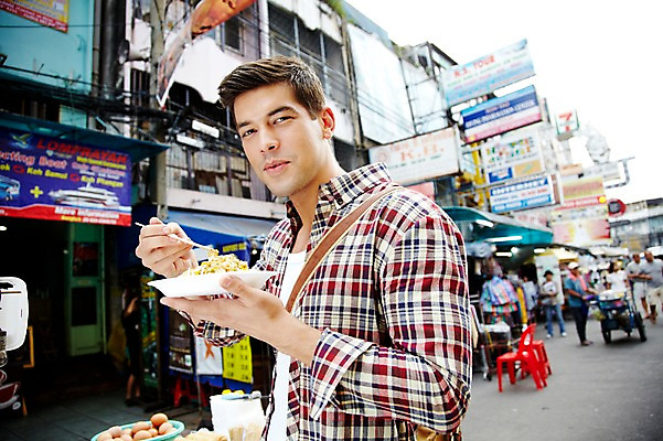 포토 JPG 주간 서양인 외국인 해외기획촬영 해외 라이프스타일 2011년태국 남자 나라 음식 외국문화 해외여행 여행 포즈 가방 태국 휴가 거리 태국문화 서기 웃음 들기 사람 여러명 상반신 20대 성인 야외 건물 라이프 관광지 상점 시장 방콕 크로스백 카오산로드 먹거리 남자만 성인남자만 청년만 청년남자만 성인만 국내포토 자연요소 동양문화 건축물 잡화 아시아 문화 다수 모션 표정 인종 청년 생활 파일형식