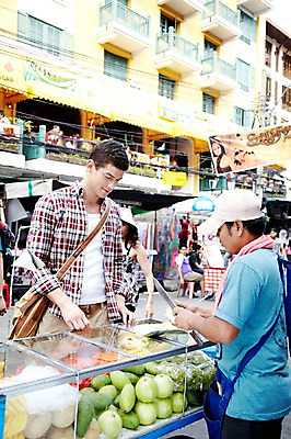 포토 JPG 주간 서양인 외국인 해외기획촬영 해외 라이프스타일 2011년태국 남자 나라 음식 외국문화 해외여행 여행 포즈 가방 과일 태국 휴가 거리 태국문화 서기 들기 사람 상반신 20대 성인 야외 두명 건물 라이프 관광지 상점 시장 상인 방콕 크로스백 카오산로드 먹거리 남자만 성인남자만 청년만 청년남자만 성인만 국내포토 자연요소 동양문화 건축물 잡화 아시아 문화 모션 인종 청년 생활 파일형식