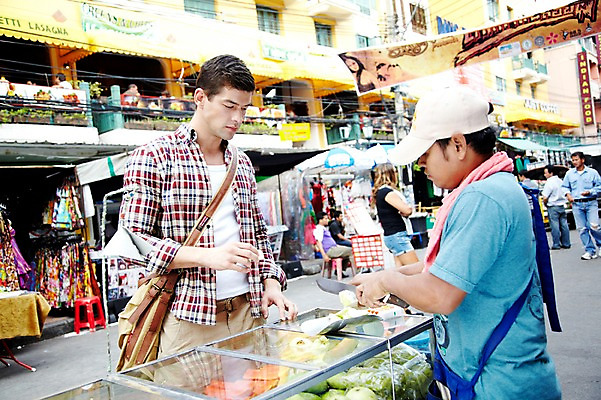 포토 JPG 주간 서양인 외국인 해외기획촬영 해외 라이프스타일 2011년태국 남자 나라 음식 외국문화 해외여행 여행 포즈 가방 과일 태국 휴가 거리 태국문화 서기 들기 사람 상반신 20대 성인 야외 두명 건물 라이프 관광지 상점 시장 상인 방콕 크로스백 카오산로드 먹거리 남자만 성인남자만 청년만 청년남자만 성인만 국내포토 자연요소 동양문화 건축물 잡화 아시아 문화 모션 인종 청년 생활 파일형식