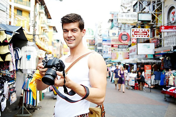 포토 JPG 주간 서양인 외국인 해외기획촬영 해외 라이프스타일 2011년태국 남자 나라 외국문화 해외여행 여행 포즈 가방 태국 휴가 거리 태국문화 서기 웃음 들기 사람 여러명 상반신 20대 성인 야외 건물 라이프 관광지 카메라 상점 사진촬영 시장 방콕 크로스백 카오산로드 남자만 성인남자만 청년만 청년남자만 성인만 국내포토 자연요소 동양문화 건축물 잡화 아시아 문화 다수 모션 표정 인종 청년 생활 전자제품 촬영 파일형식