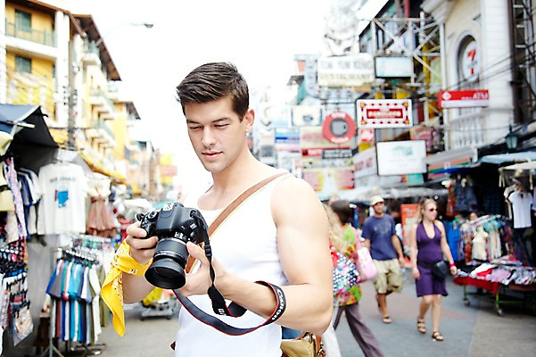 포토 JPG 주간 서양인 외국인 해외기획촬영 해외 라이프스타일 2011년태국 남자 나라 외국문화 해외여행 여행 포즈 가방 태국 휴가 거리 태국문화 서기 들기 사람 여러명 상반신 20대 성인 야외 건물 라이프 관광지 카메라 상점 사진촬영 시장 방콕 크로스백 카오산로드 남자만 성인남자만 청년만 청년남자만 성인만 국내포토 자연요소 동양문화 건축물 잡화 아시아 문화 다수 모션 인종 청년 생활 전자제품 촬영 파일형식