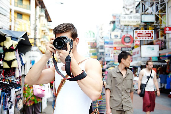 포토 JPG 주간 서양인 외국인 해외기획촬영 해외 라이프스타일 2011년태국 남자 나라 외국문화 해외여행 여행 포즈 가방 태국 휴가 거리 태국문화 서기 들기 사람 여러명 상반신 20대 성인 야외 건물 라이프 관광지 카메라 상점 사진촬영 시장 방콕 크로스백 카오산로드 남자만 성인남자만 청년만 청년남자만 성인만 국내포토 자연요소 동양문화 건축물 잡화 아시아 문화 다수 모션 인종 청년 생활 전자제품 촬영 파일형식