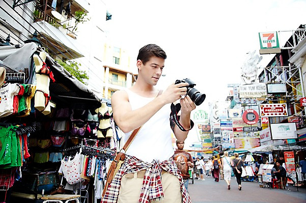 포토 JPG 주간 서양인 외국인 해외기획촬영 해외 라이프스타일 2011년태국 남자 나라 외국문화 해외여행 여행 포즈 가방 태국 휴가 거리 태국문화 서기 들기 사람 여러명 상반신 20대 성인 야외 건물 라이프 관광지 카메라 상점 사진촬영 시장 방콕 크로스백 카오산로드 남자만 성인남자만 청년만 청년남자만 성인만 국내포토 자연요소 동양문화 건축물 잡화 아시아 문화 다수 모션 인종 청년 생활 전자제품 촬영 파일형식