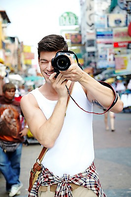 포토 JPG 주간 서양인 외국인 해외기획촬영 해외 라이프스타일 2011년태국 남자 나라 외국문화 해외여행 여행 포즈 가방 태국 휴가 거리 태국문화 서기 웃음 들기 사람 상반신 20대 성인 야외 건물 라이프 관광지 카메라 사진촬영 시장 방콕 크로스백 카오산로드 남자만 성인남자만 청년만 청년남자만 성인만 국내포토 자연요소 동양문화 건축물 잡화 아시아 문화 모션 표정 인종 청년 생활 전자제품 촬영 파일형식