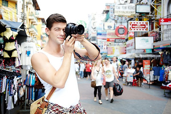 포토 JPG 주간 서양인 외국인 해외기획촬영 해외 라이프스타일 2011년태국 남자 나라 외국문화 해외여행 여행 포즈 가방 태국 휴가 거리 태국문화 서기 웃음 들기 사람 여러명 상반신 20대 성인 야외 건물 라이프 관광지 카메라 상점 사진촬영 시장 방콕 크로스백 카오산로드 남자만 성인남자만 청년만 청년남자만 성인만 국내포토 자연요소 동양문화 건축물 잡화 아시아 문화 다수 모션 표정 인종 청년 생활 전자제품 촬영 파일형식