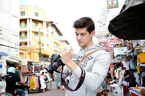 포토 JPG 주간 서양인 외국인 해외기획촬영 해외 라이프스타일 2011년태국 남자 나라 외국문화 해외여행 여행 포즈 가방 태국 휴가 거리 태국문화 서기 웃음 들기 사람 여러명 상반신 20대 성인 야외 건물 라이프 관광지 카메라 사진촬영 시장 방콕 크로스백 카오산로드 남자만 성인남자만 청년만 청년남자만 성인만 국내포토 자연요소 동양문화 건축물 잡화 아시아 문화 다수 모션 표정 인종 청년 생활 전자제품 촬영 파일형식